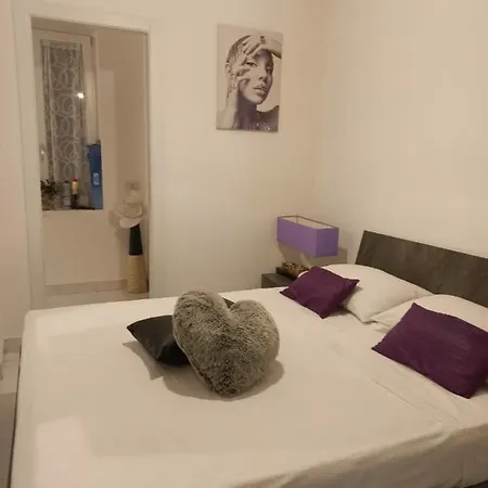 Violet Como