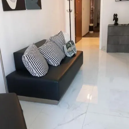 Violet Como